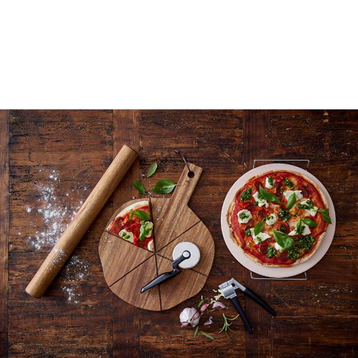 HOLM - Pizzasæt, pizzasten, serveringsbræt i akacietræ, pizzaskærer samt hvidløgspresser