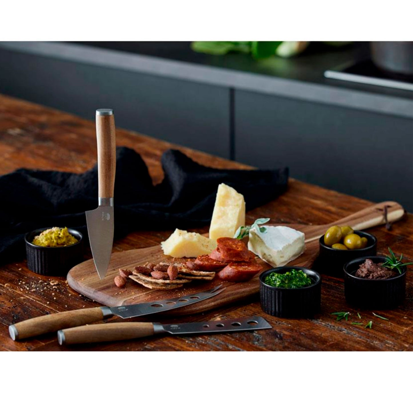 HOLM - Ostebordssæt, serveringsbræt i akacietræ, knivsæt samt 4 stk. ramekiner i sort stentøj